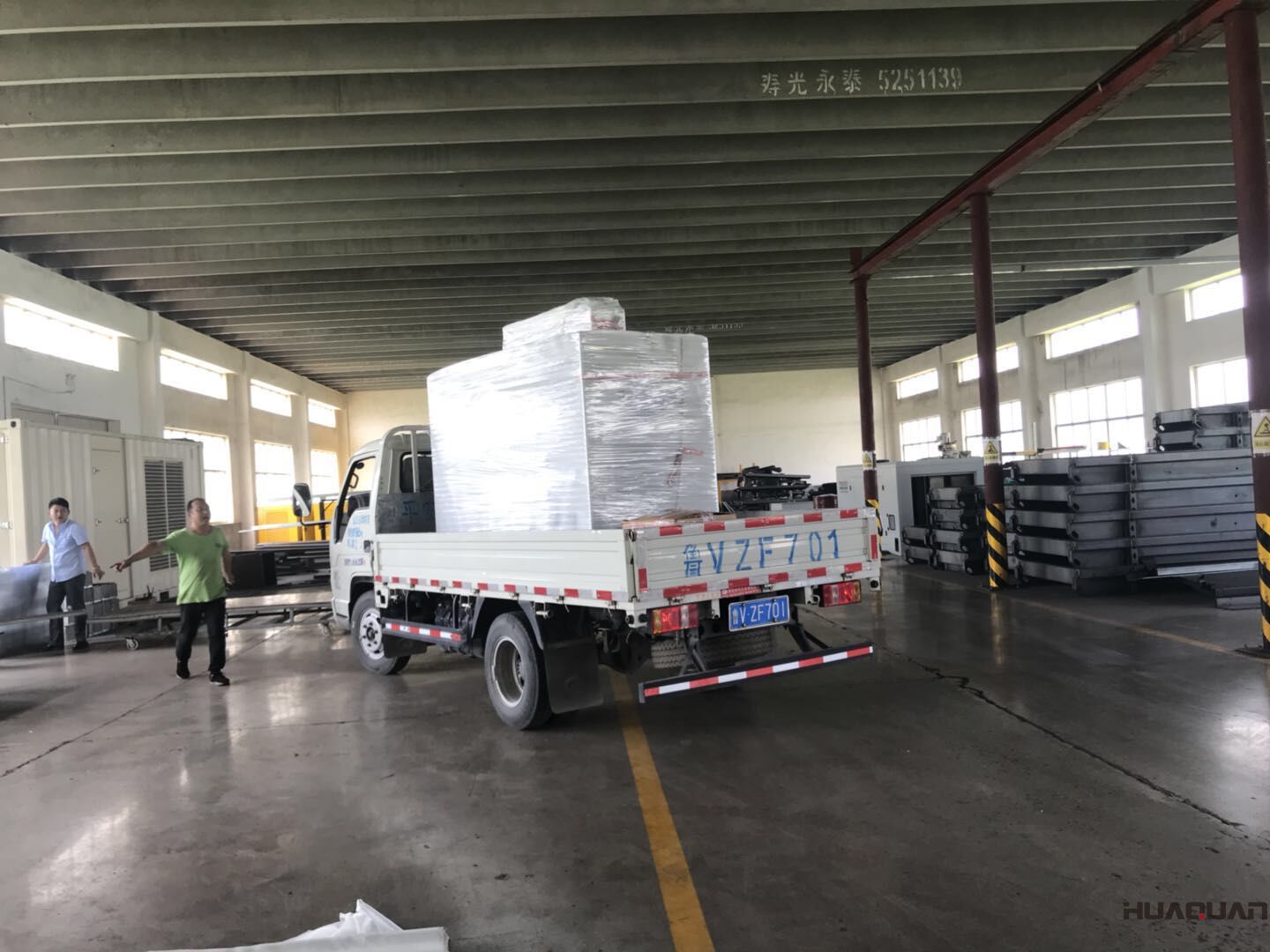 7月7日一臺(tái)HQ30GF標(biāo)配柴油發(fā)電機(jī)組順利發(fā)往湖南省