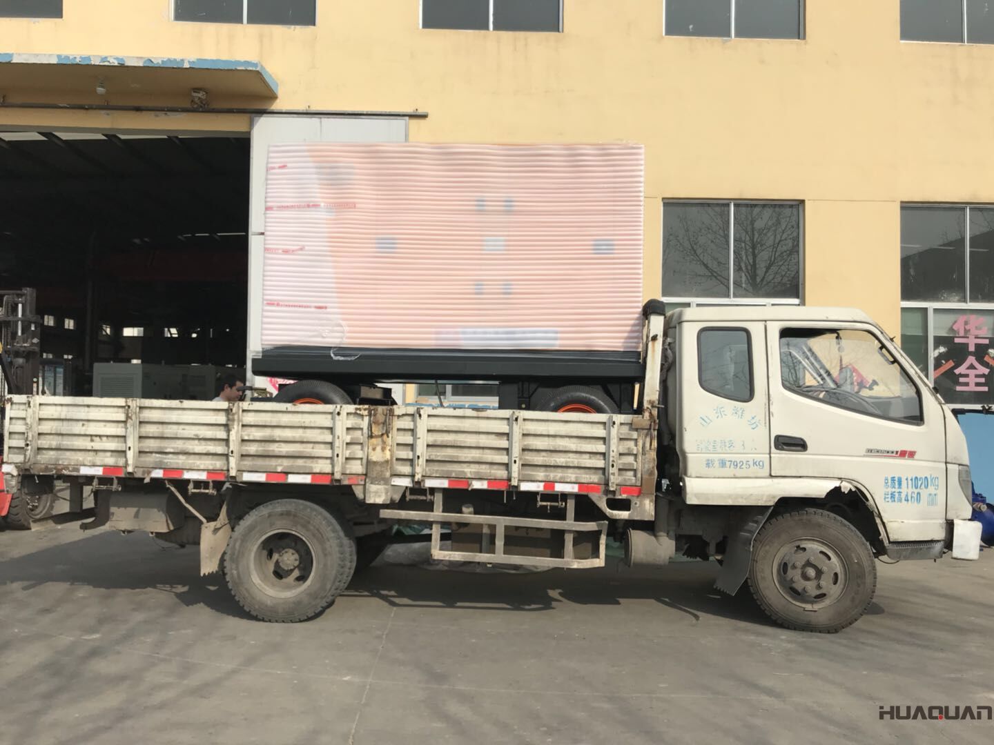 8月16日，一臺150kw移動靜音拖車柴油發電機組從華全動力發往山東省