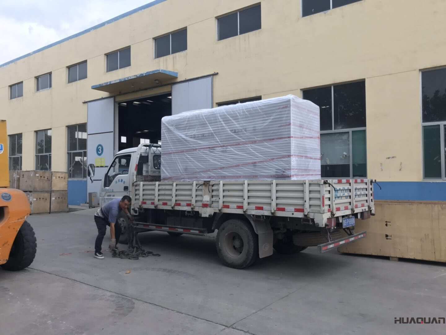 一臺150kw靜音箱型柴油發(fā)電機組于10月8日發(fā)往江西    