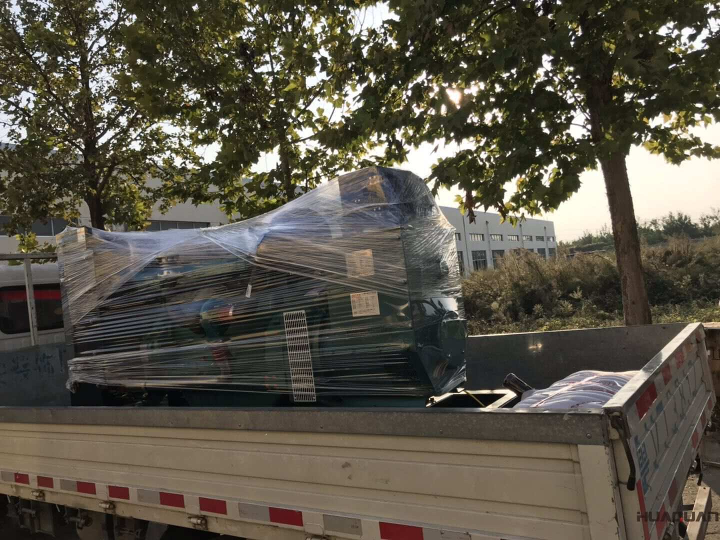 10月15日一臺100kw標配型柴油發(fā)電機組發(fā)往山東