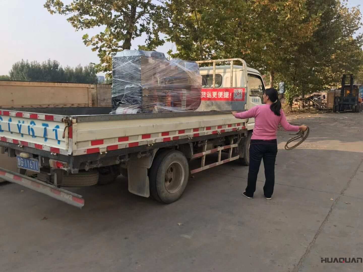 10月17日，楊先生在華全動力代裝的一臺25kw移動靜音拖車柴油發(fā)電機組現(xiàn)已成功發(fā)貨