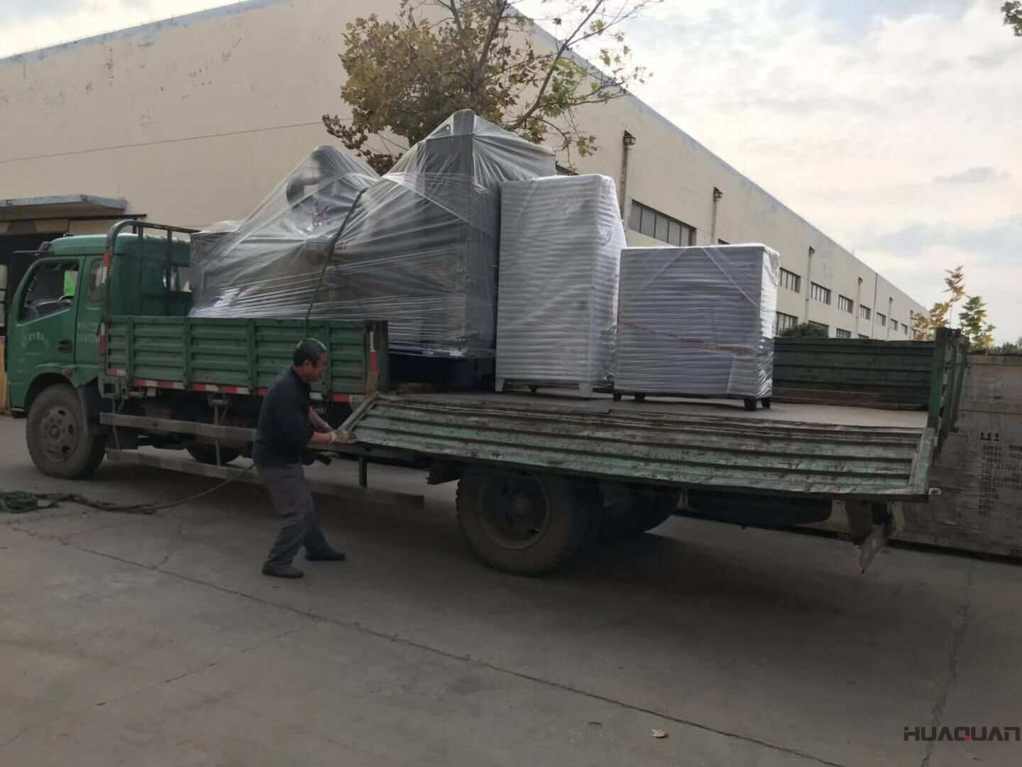 一臺(tái)400kw自動(dòng)化柴油發(fā)電機(jī)組于10月31日從華全動(dòng)力順利出發(fā)，現(xiàn)已成功發(fā)往山東