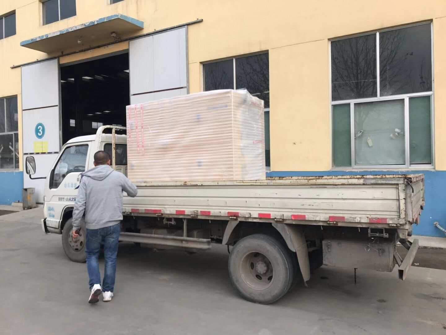 12月14日，王先生從華全動力訂購的15kw靜音箱柴油發(fā)電機組順利發(fā)往山東省