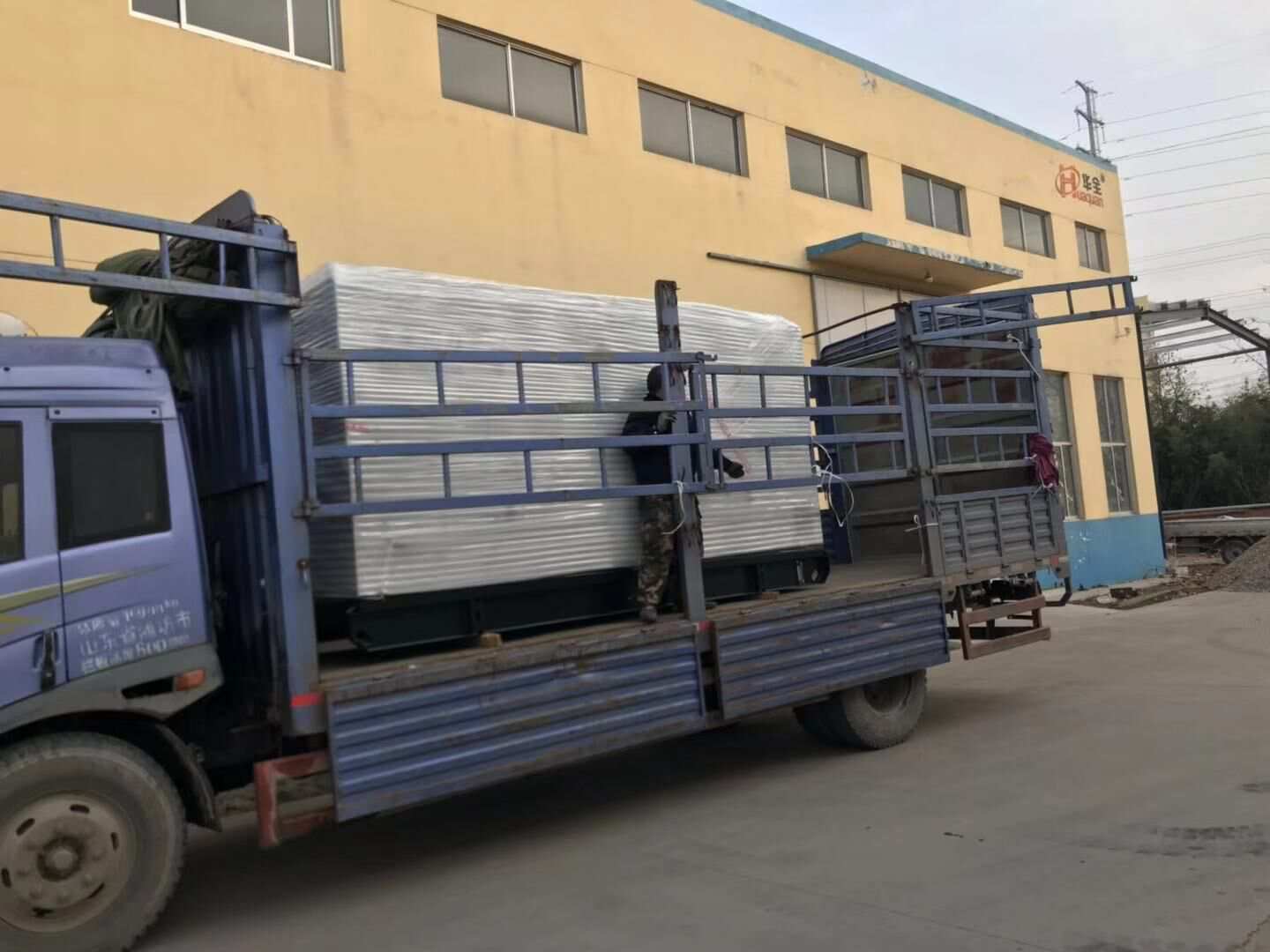 樊先生從華全動力采購的250kw立柜式柴油發(fā)電機組于12月22日成功發(fā)往山西省