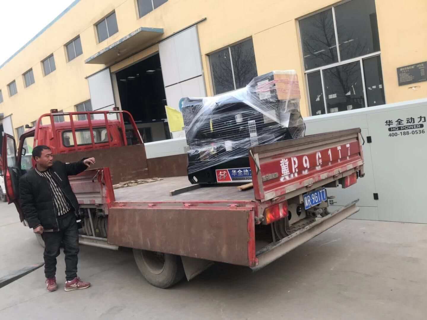 一臺(tái)50kw標(biāo)配柴油發(fā)電機(jī)組轉(zhuǎn)化柜于1月22日從華全動(dòng)力順利發(fā)往廣東省