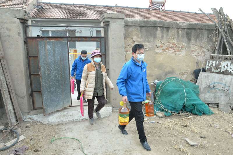 華全動(dòng)力黨支部一行向困難群眾送去花生油、大米和美酒禮盒等禮品