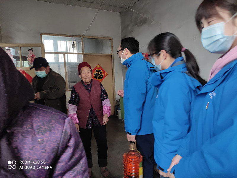 華全動(dòng)力黨支部一行向困難群眾送去花生油、大米和美酒禮盒等禮品