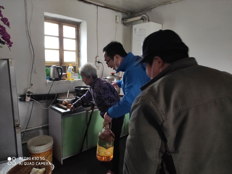 華全動(dòng)力黨支部一行向困難群眾送去花生油、大米和美酒禮盒等禮品