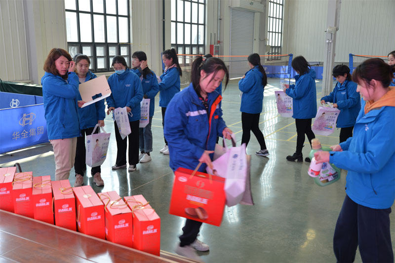 華全集團女職工領(lǐng)取三八婦女節(jié)禮物