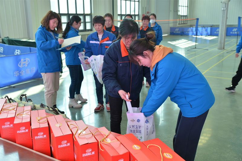 華全集團女職工領(lǐng)取三八婦女節(jié)禮物