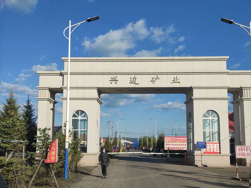 走進黑龍江某礦業公司，華全工作人員調試2400千瓦高壓并機發電機組